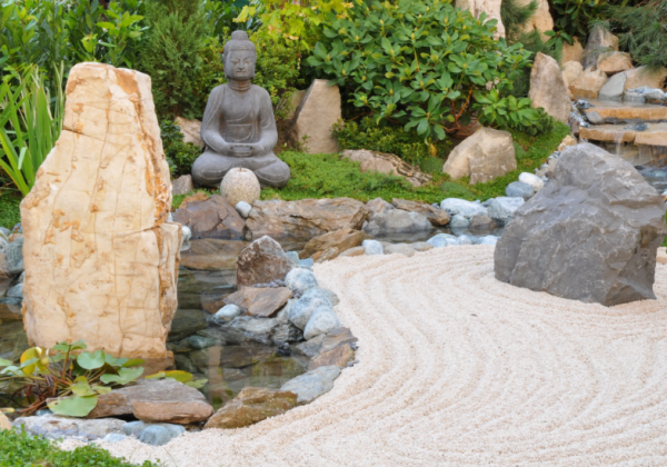 Teras dengan taman berisi tanaman bonsai dan patung Buddha